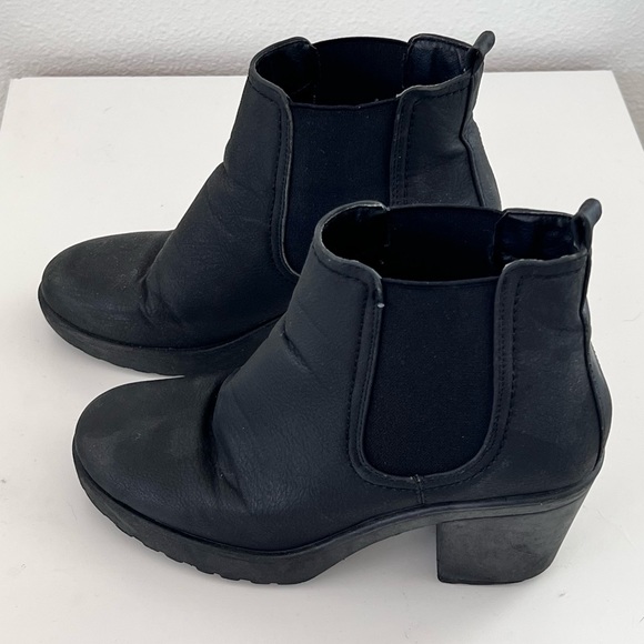 Boohoo Chelsea Boots Black — Size 4 UK (size 6 US) - Picture 1 of 6